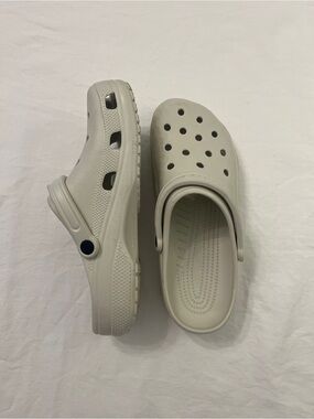 CROCS Classic Clog in Light Beige/Cream